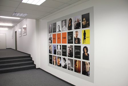 Die Wall of Fame erinnert daran, wie weit man mit einer kreativen Idee und einer guten Portion Tatendrang kommen kann. Center Wall of Fame