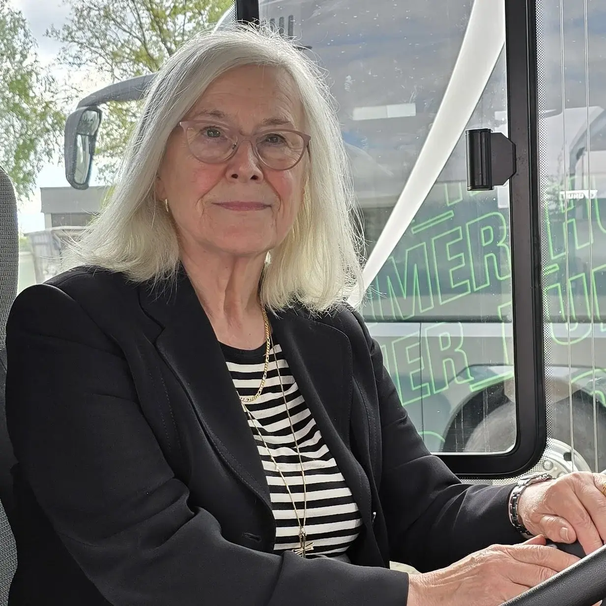Edith Bischof am Steuer eines Busses