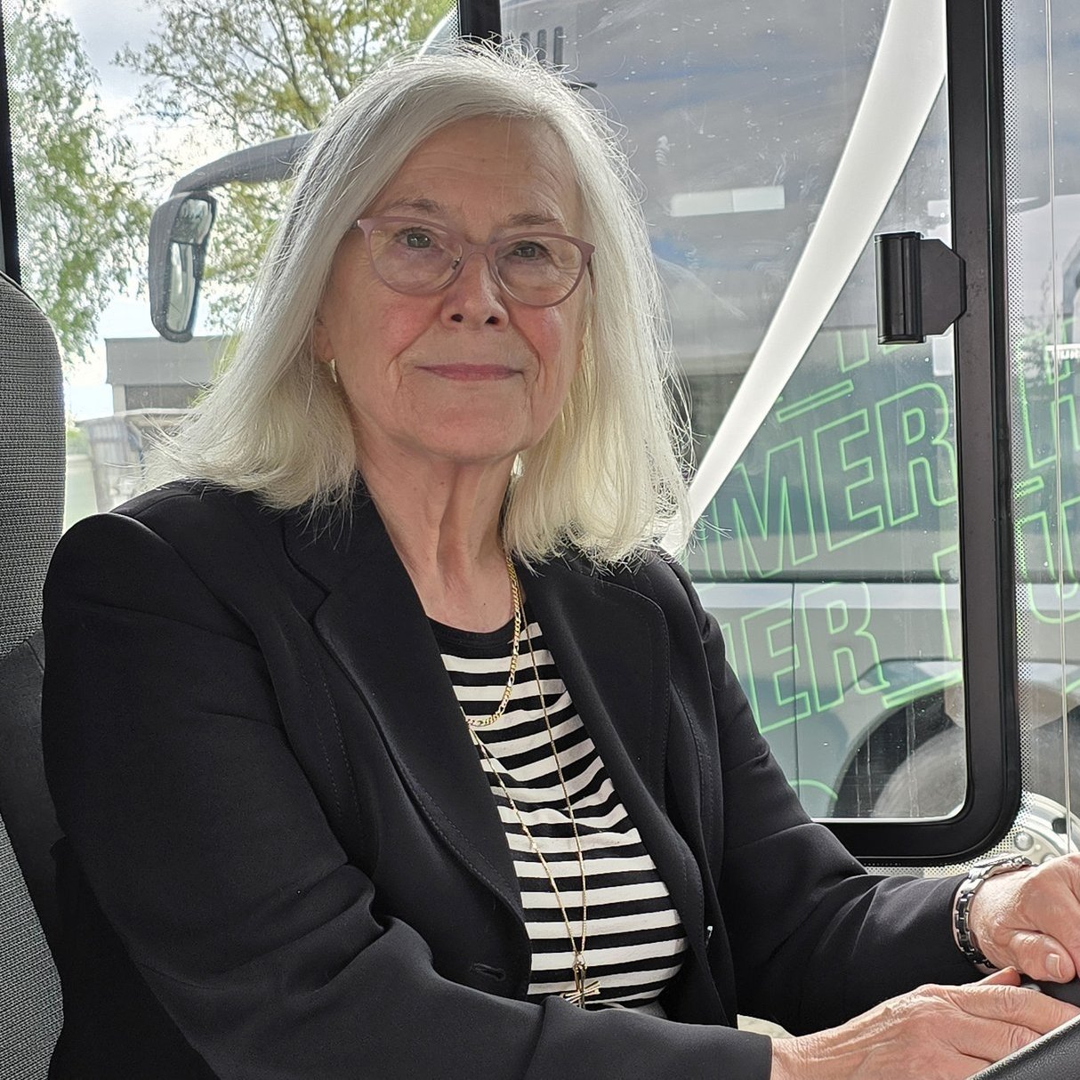 Edith Bischof am Steuer eines Busses