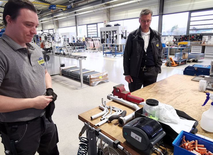 Sebastian Wagner von Hoffmann Lengede steht an einem Drucker. 