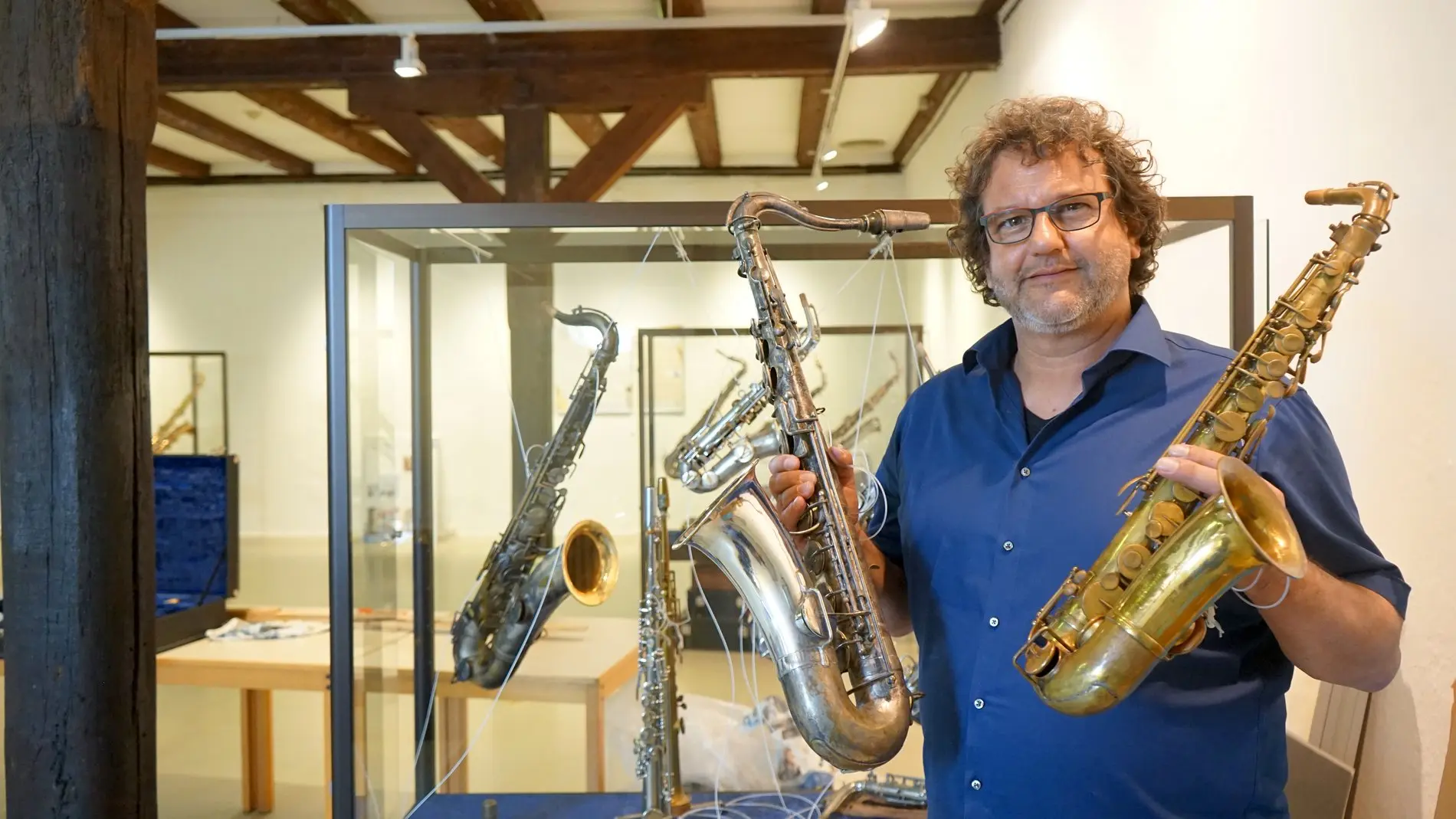 Hartmut Schölch zeigt den Grundstock seiner Sammlung: das Gautrot-Saxophon (links) und das Sax-Saxophon (rechts im Bild)