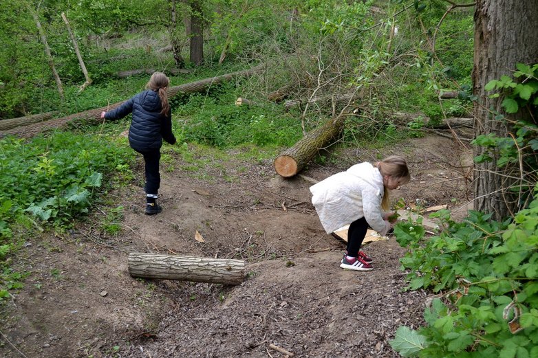 Kinder entdecken den Abenteuerspielplatz Melverode.
