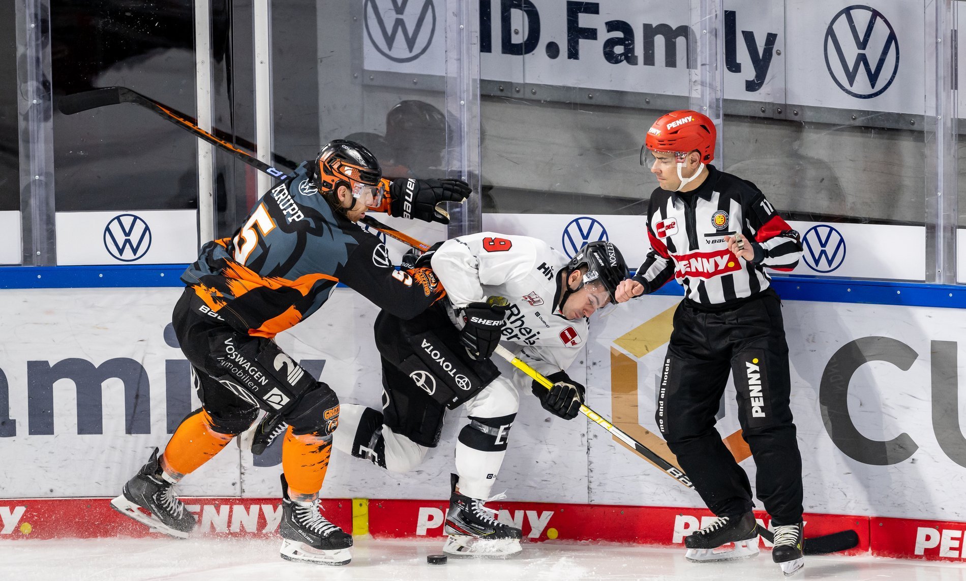 Zweikampf: Jean-Christoph Beaudin von den Grizzlys Wolfsburg und Jason Bast von den Kölner Haien. 