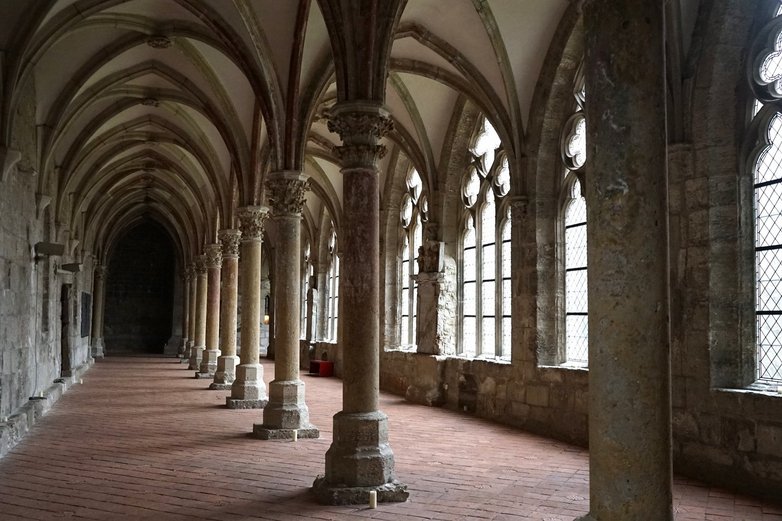 Architektonische Besonderheit: der doppelschiffige Lesegang. 