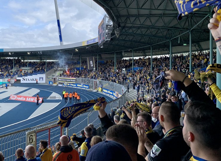 Fans im Block 9 des Eintracht-Stadions.