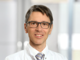 Portraitbild von Professor Dietmar Urbach aus Gifhorn im weißen Arztkittel. (Bildrechte: Helios Klinikum Gifhorn)