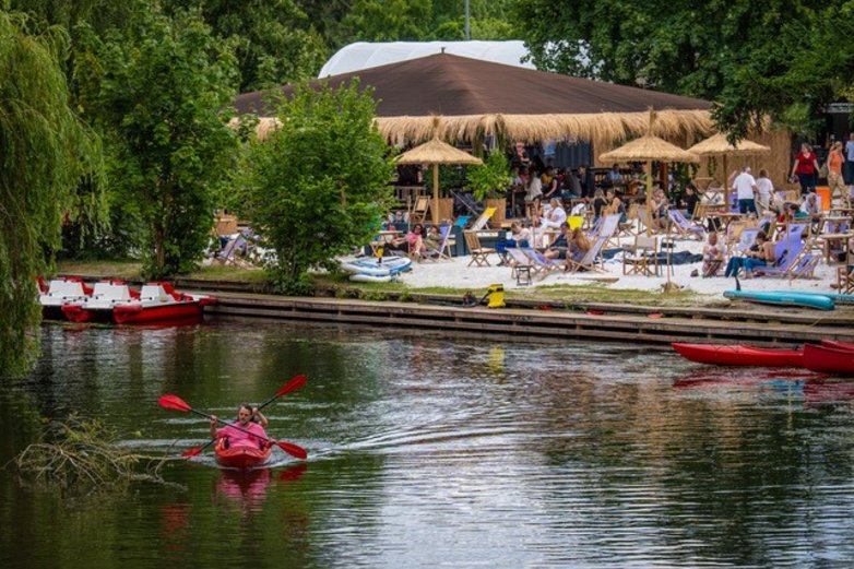 Kajakfahrer legen von der Strandbar ab.