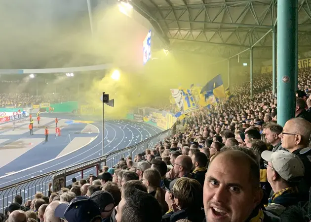 Gelbe Herbstnebel: Pokalderby-Atmosphäre im Stadion von Eintracht Braunschweig..