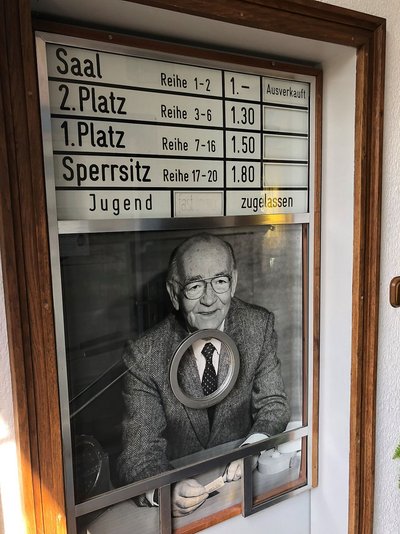 Man sieht das Kassenhäuschen in der Ausstellung.