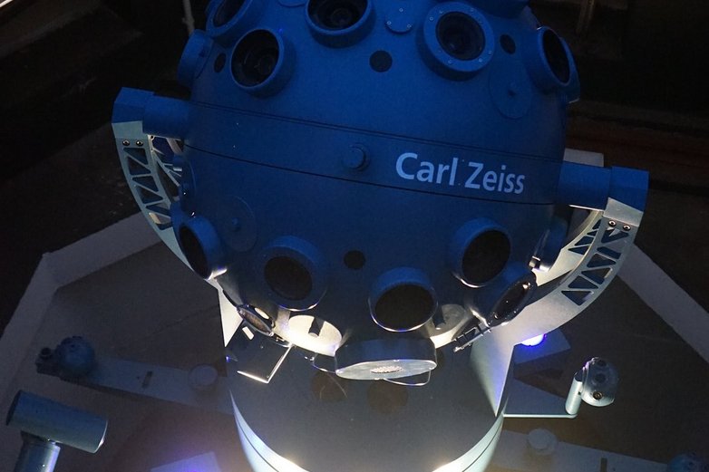 Der Sternprojektor kann versenkt werden.