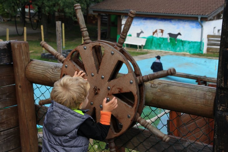 Ein Junge hat Spaß auf dem Aktivspielplatz in Wolfsburg.