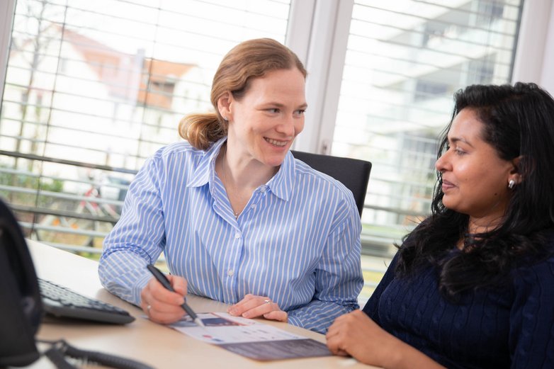 Simuna Karadzic-Nahler (links) vom Welcome Center Braunschweig im Beratungsgespräch.