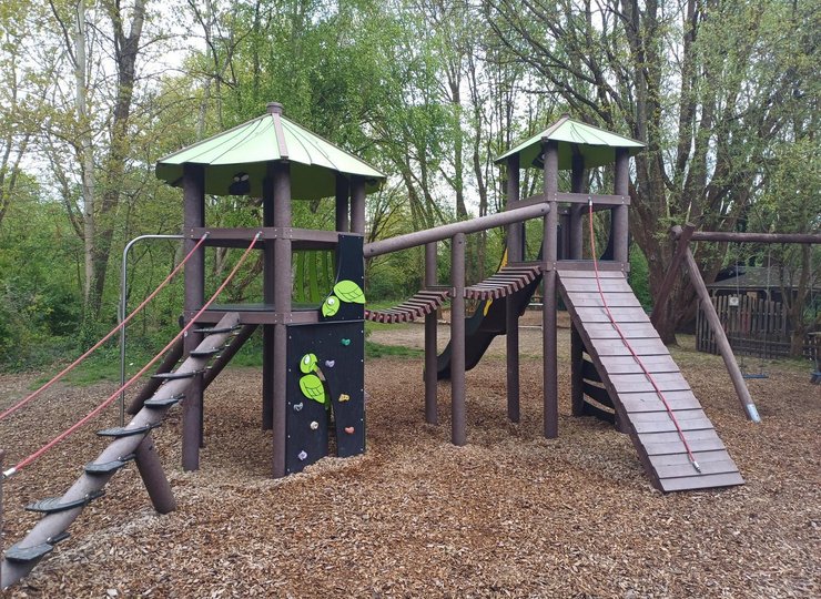 Mehr als nur Rutsche und Schaukel: Geräte auf dem Natur- und Aktivspielplatz Flutmulde.