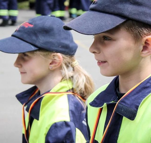 Zwei Kinder der Kinder Feuerwehr Jerxheim