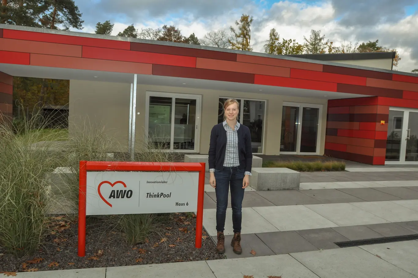 Vor dem ThinkPool steht Innovationsmanagerin Julia Schur. 