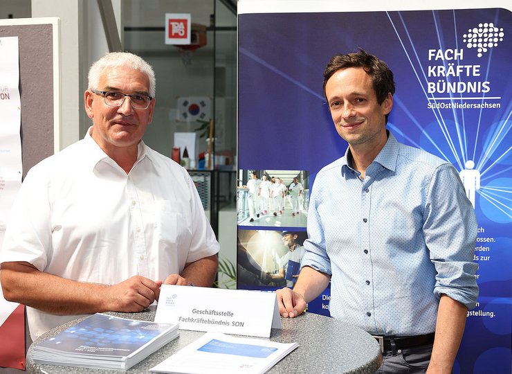 Wendelin Göbel, Geschäftsführer der Allianz für die Region (links) und Stefan Friedrich, Niedersächsisches Ministerium für Wirtschaft, Arbeit, Verkehr und Digitalisierung.