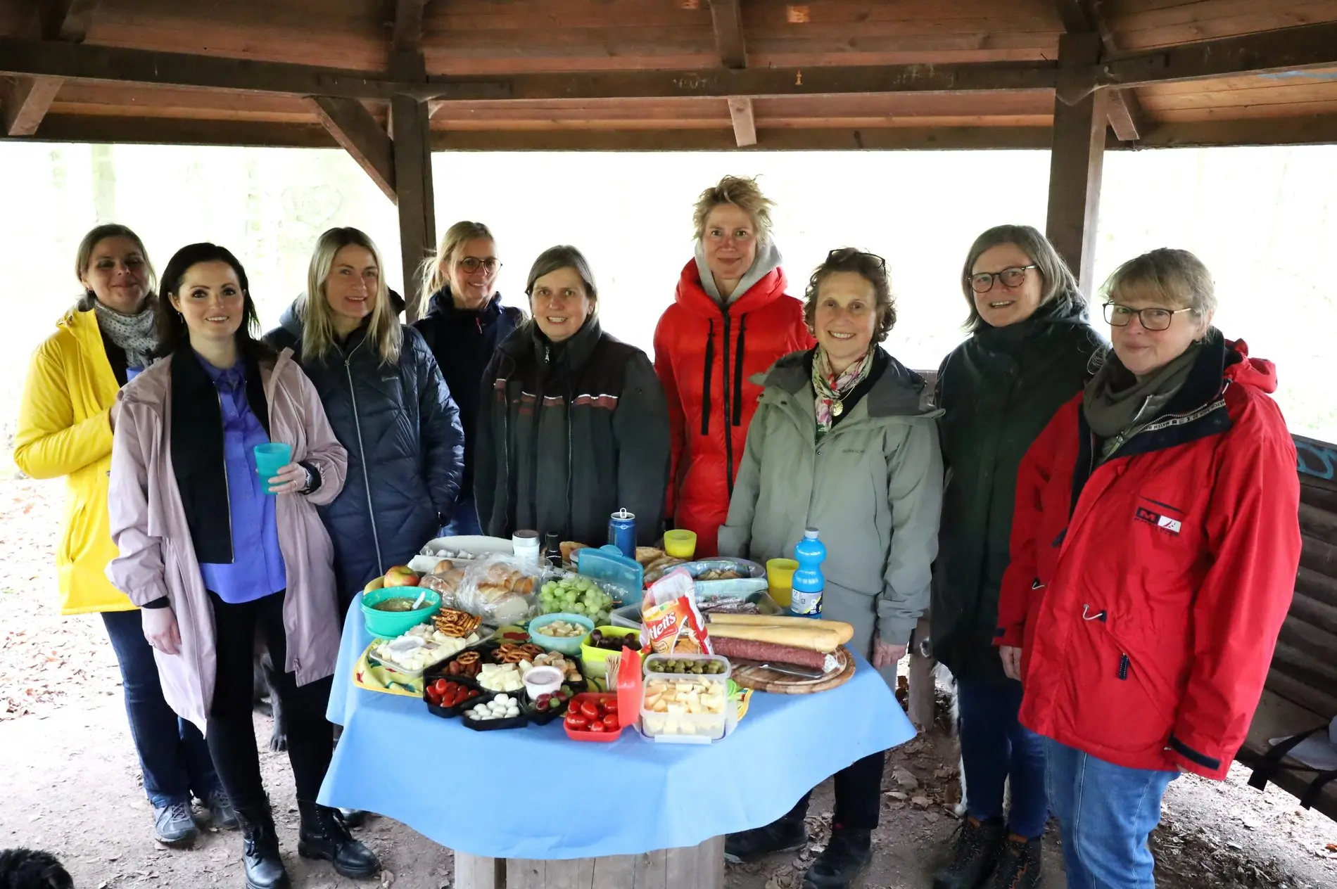 Die Wirtschaftsfrauen nach ihrem Waldspaziergang zum Thema Nachhaltigkeit.