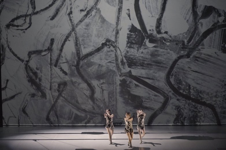 Tänzer des L.A. Dance Project auf der Bühne. 