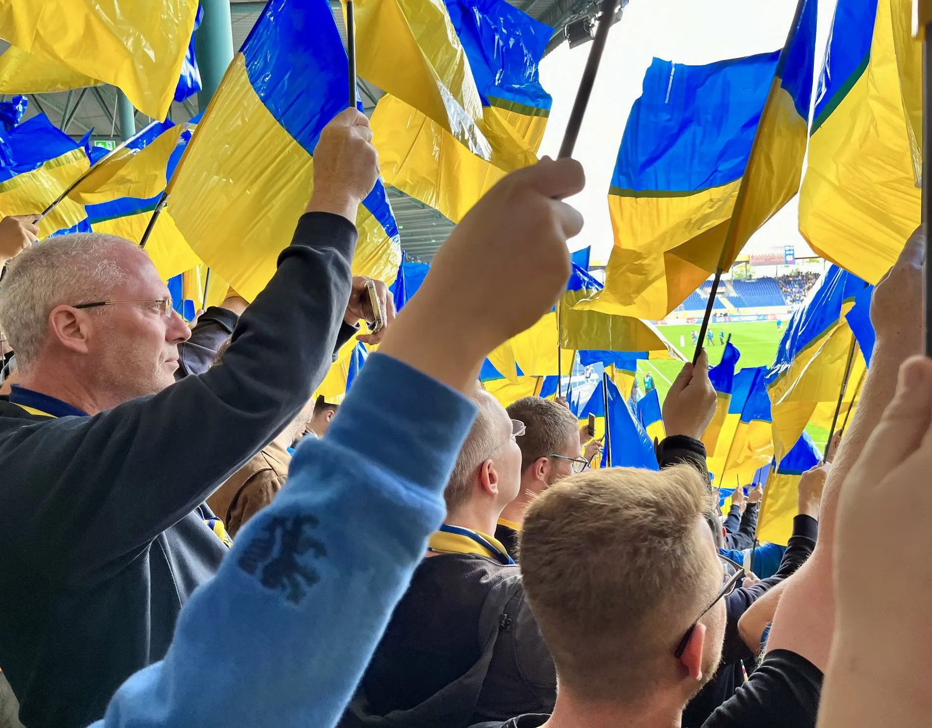 Eintracht Braunschweig Fahnen über der Kamera.