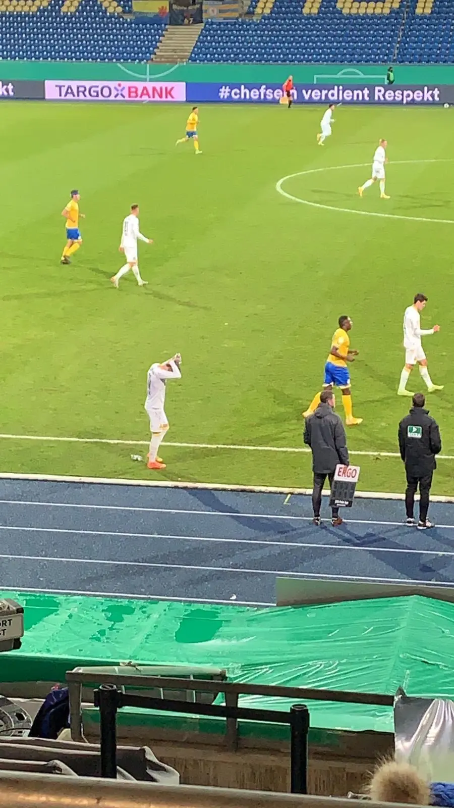 Ein Fußballspieler macht sich zum Einwechseln bereit.