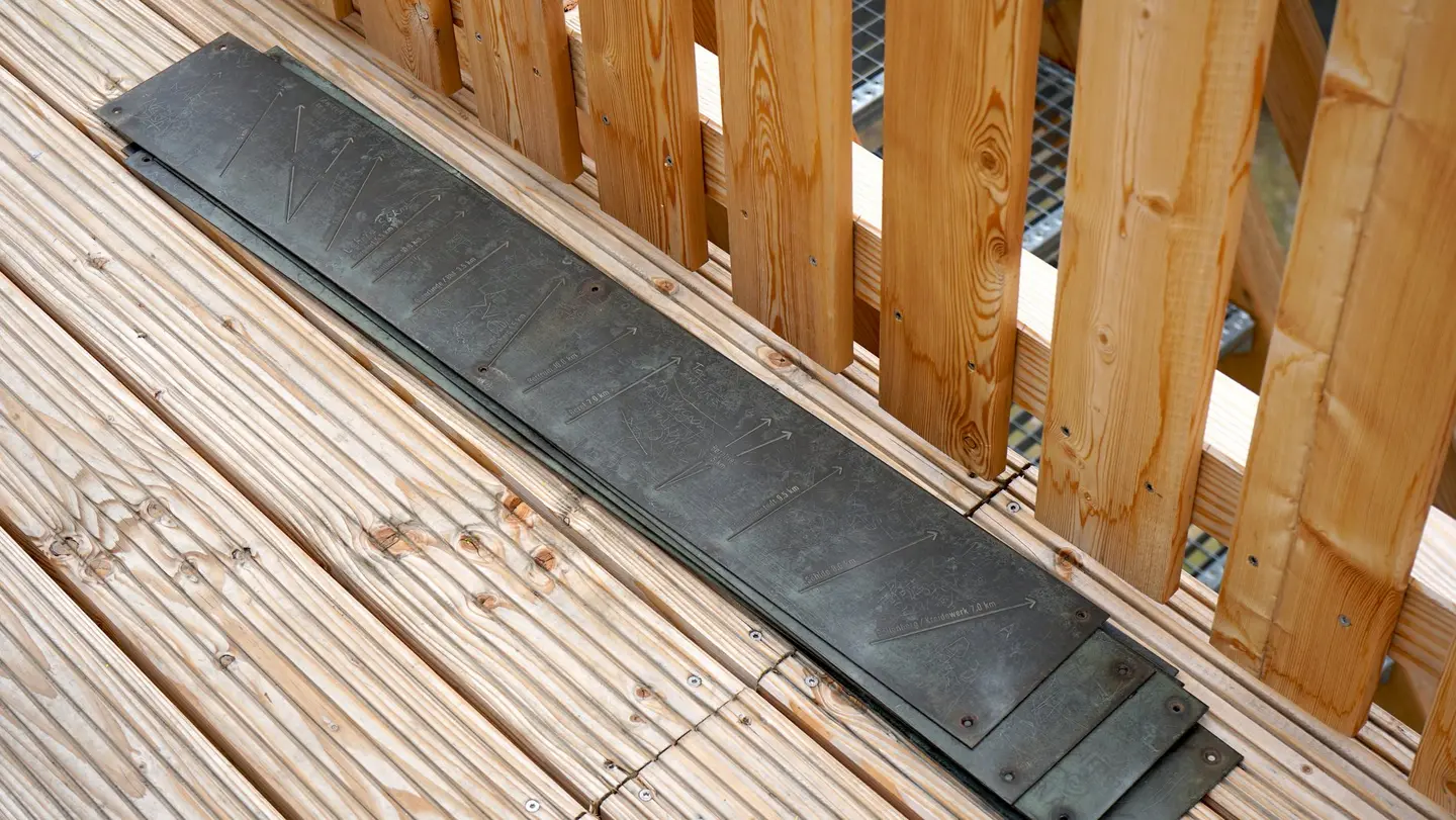 Die neuen Hinweistafeln warten auf die Montage