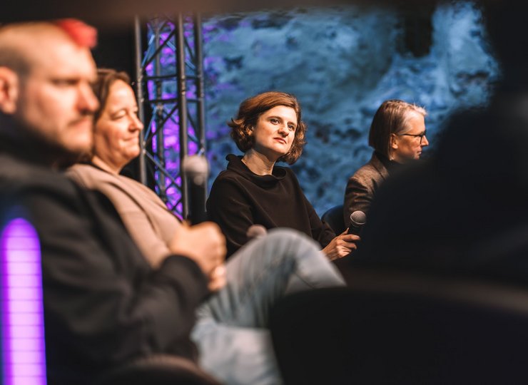 Sascha Lobo, Catrin Schröder-Jaross, Isabelle Ewald, Ina Schiering diskutierten auf dem HEX Festival ethische Fragen in der digitalen Welt.