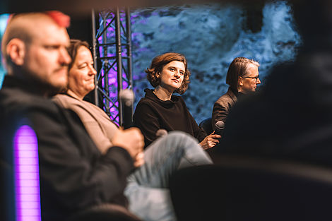 Sascha Lobo, Catrin Schröder-Jaross, Isabelle Ewald, Ina Schiering diskutierten auf dem HEX Festival ethische Fragen in der digitalen Welt.