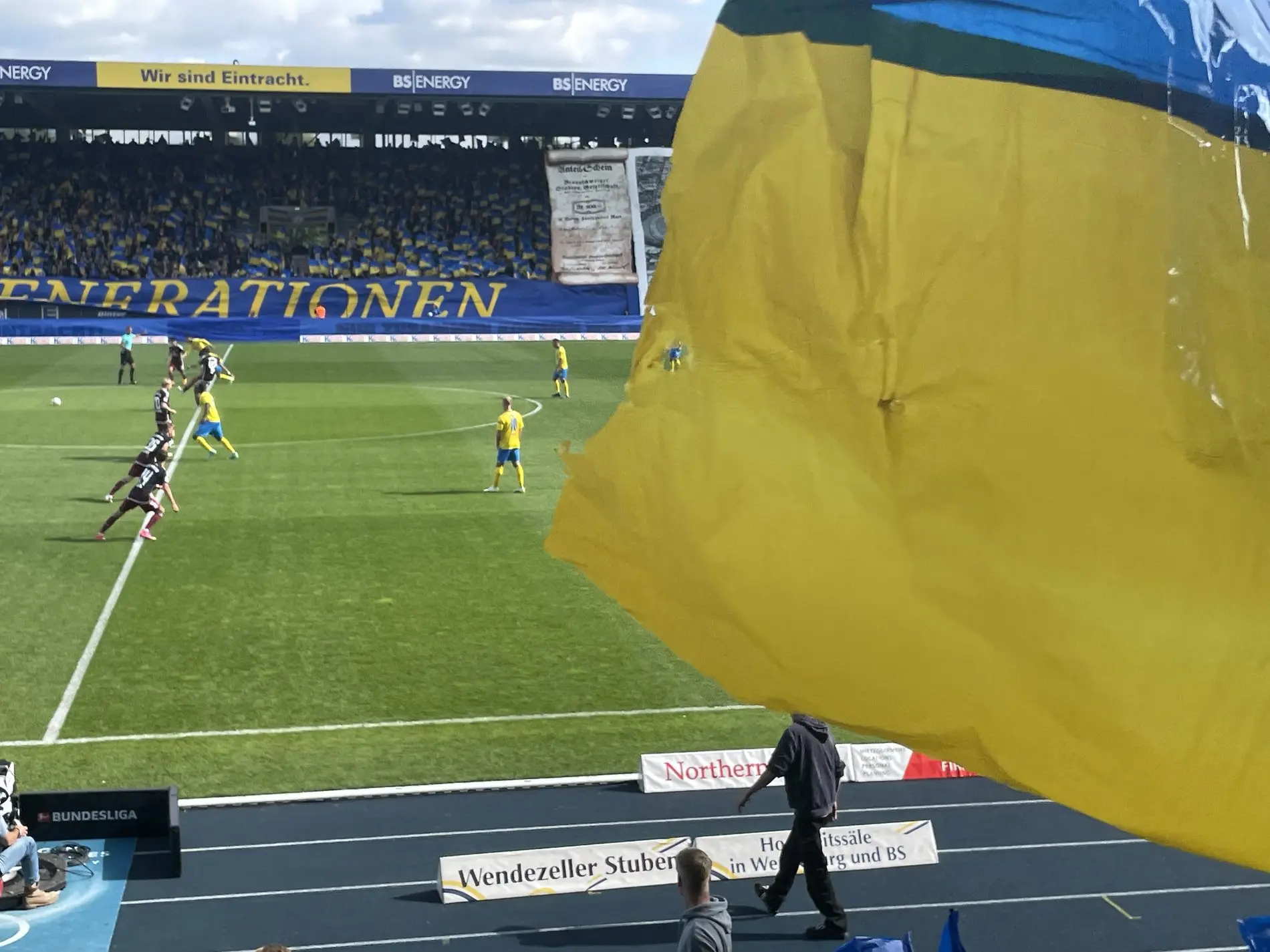 Anstoß im 100-jährigen Eintracht-Stadion.