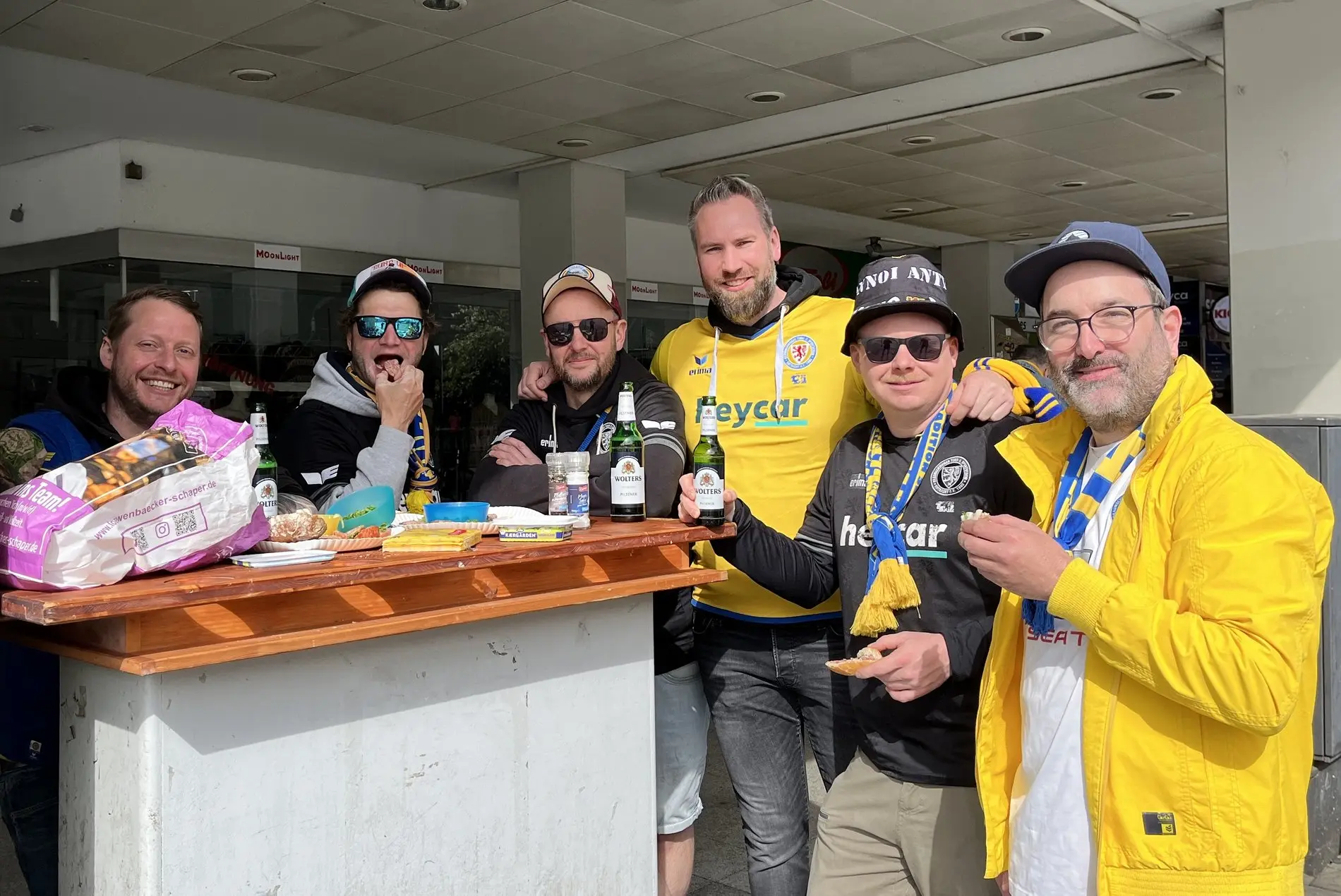 Braunschweiger Fußballfans essen Wurst.