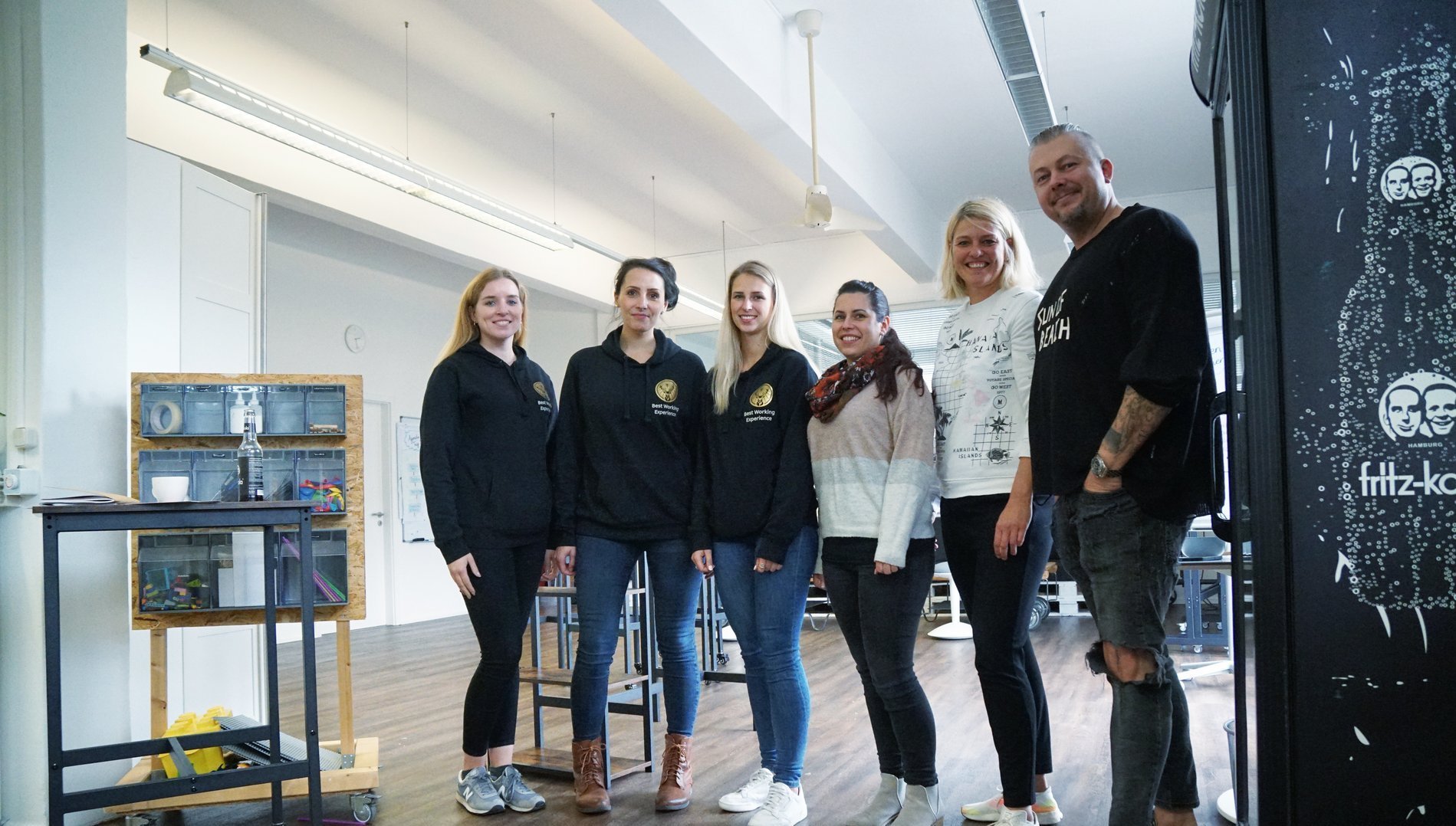 Eine Gruppe junger Menschen von fme und Jägermeister. 