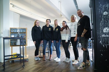 Eine Gruppe junger Menschen von fme und Jägermeister. 