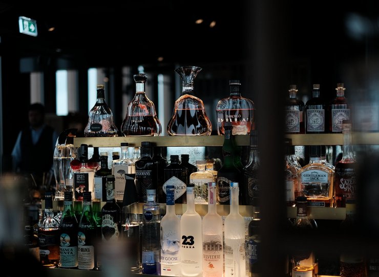 Eine Bar mit Flaschen und Gläsern im Braunschweiger Restaurant Überland.