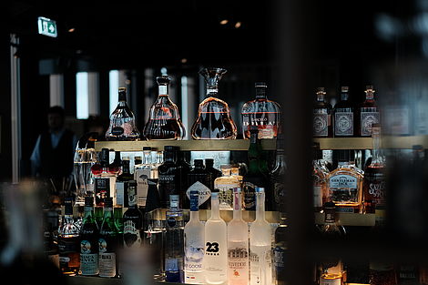 Eine Bar mit Flaschen und Gläsern im Braunschweiger Restaurant Überland.