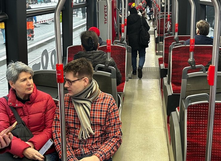 ÖPNV-Begegnungen: Gespräch mit Jasper Märtens in der Straßenbahn.