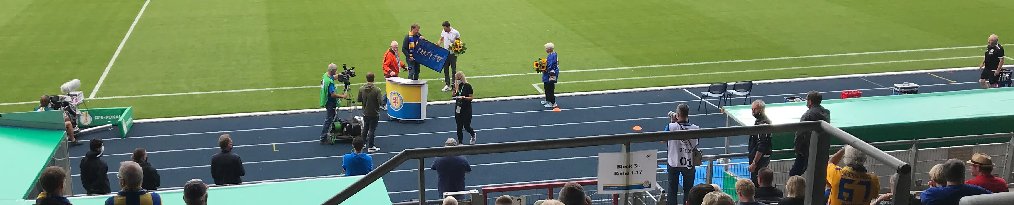 Eintracht-Fan Christel werden Geburtstagswünsche überreicht. 