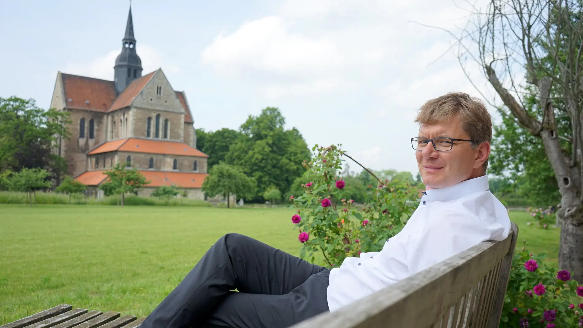 Pfarrer Bernhard Knoblauch an seinem Lieblingsplatz im Klostergarten