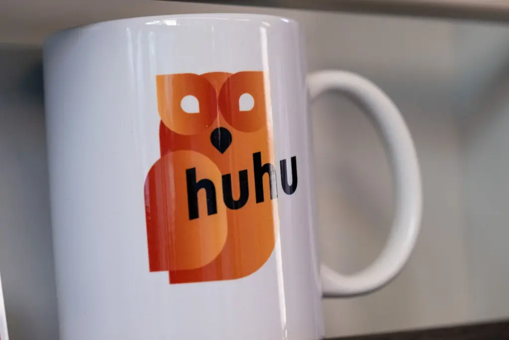 Auf der Tasse eine Peiner Eule im neuen Markendesign.