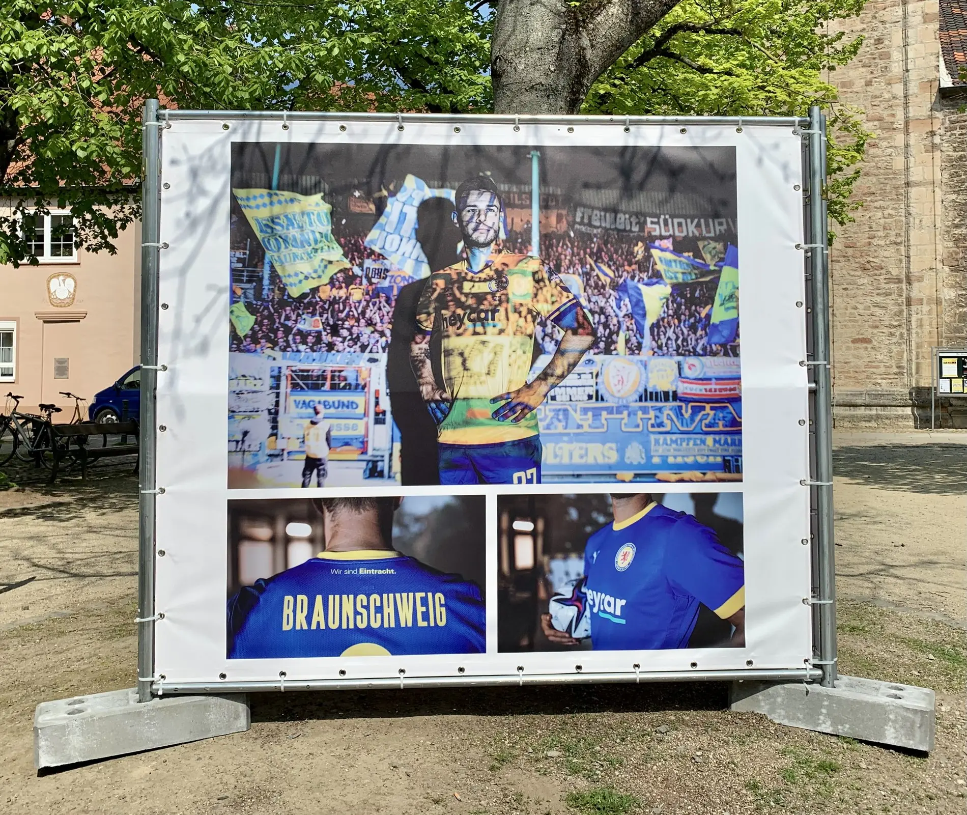 Eine Plakatankündigung für eine Trachtenausstellung.