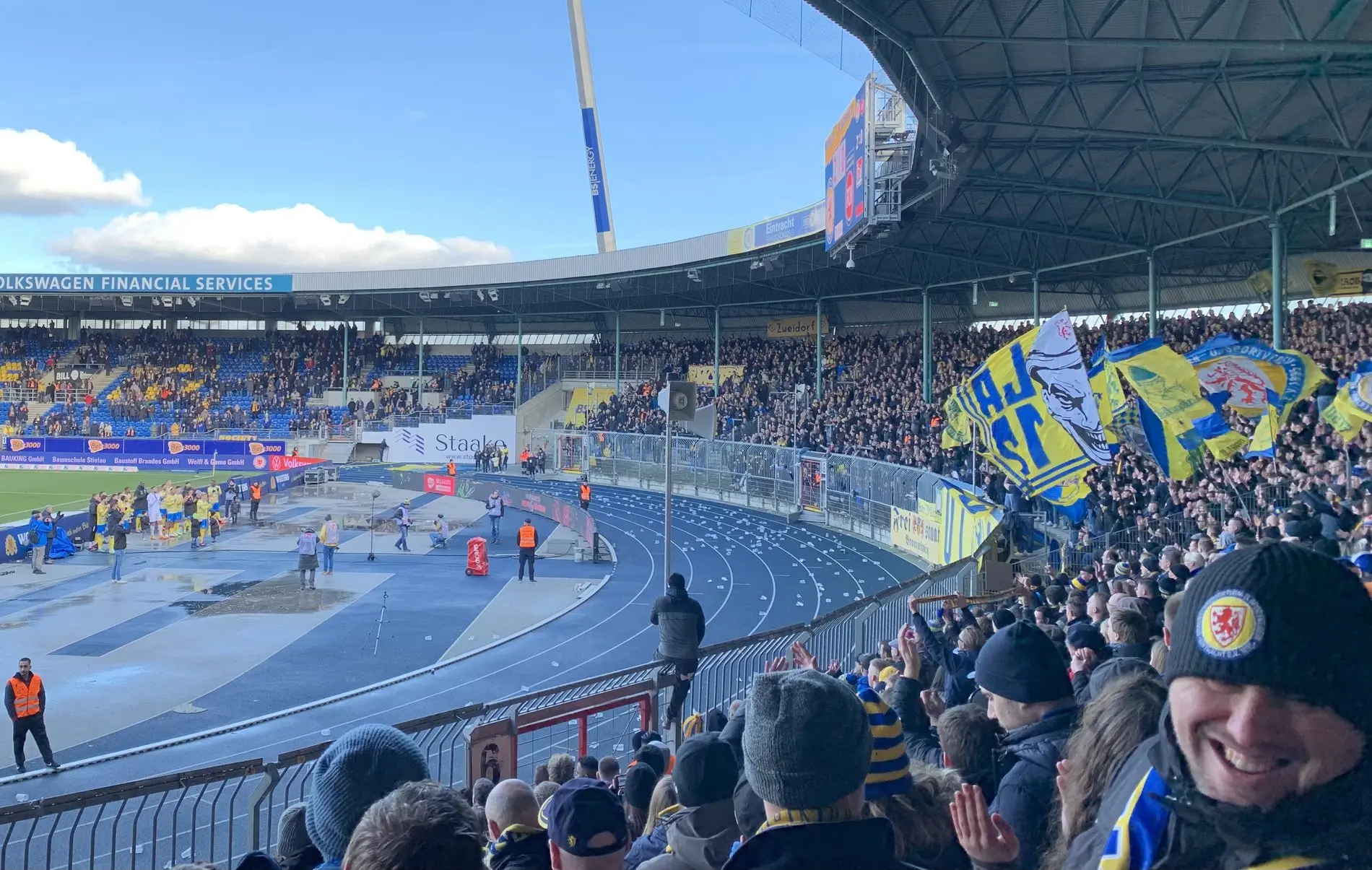 Ein Geburtstagsständchen für Decarli von der Südkurve rundet den rundum gelungenen Spieltag für Eintracht ab.