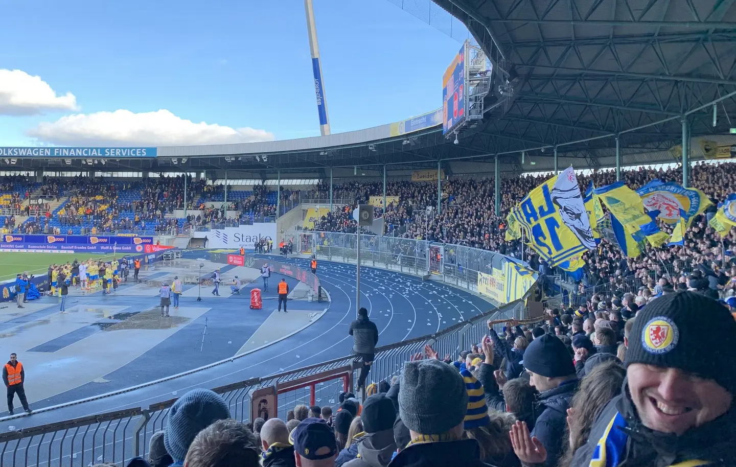 Ein Geburtstagsständchen für Decarli von der Südkurve rundet den rundum gelungenen Spieltag für Eintracht ab.