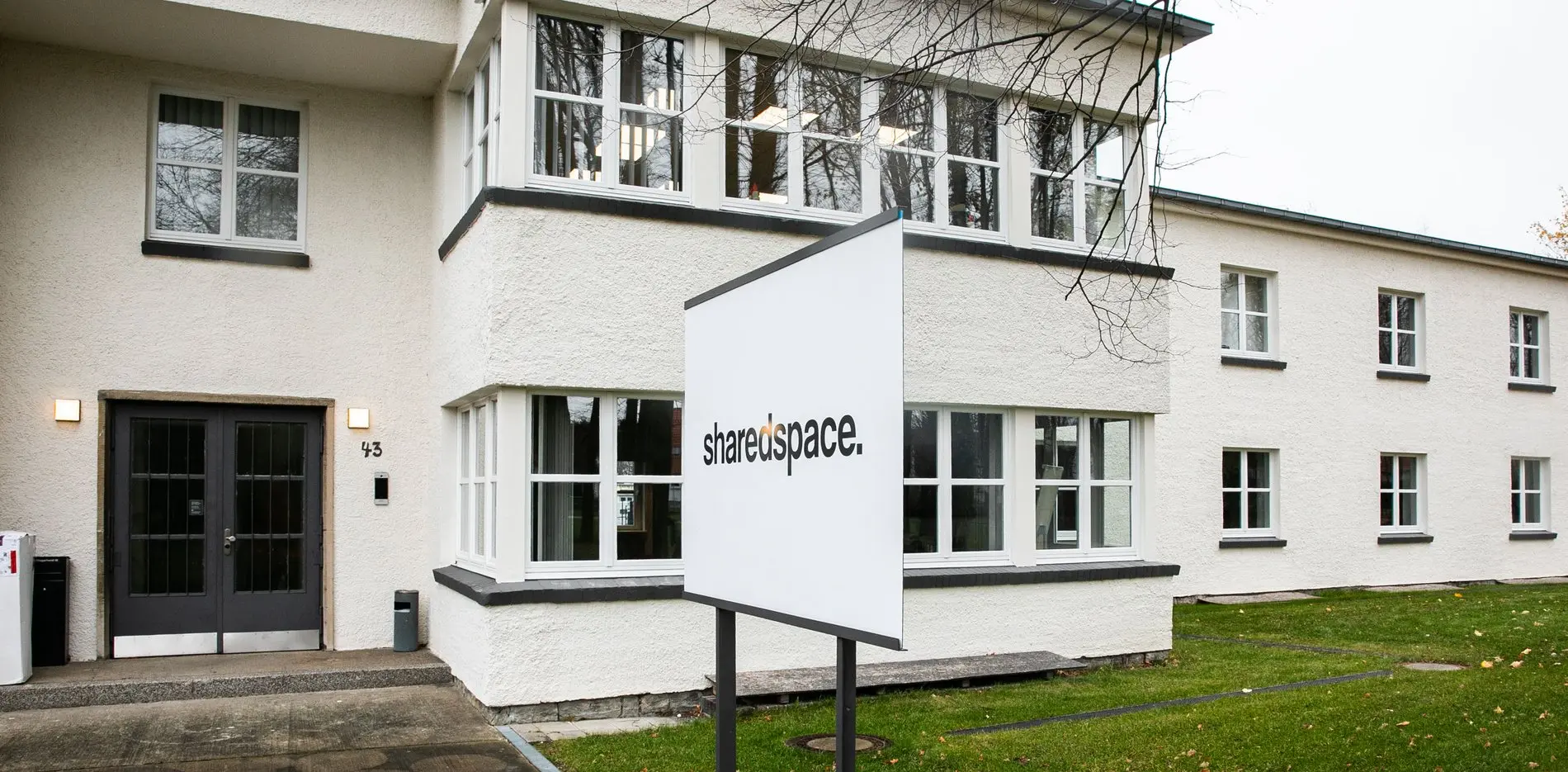 Ein weißes Bürogebaäude bei Goslar, zweistöckig.