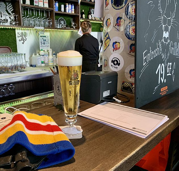 Ein Schal, ein Schreibblock und ein Glas Bier liegen auf einer Theke. (Bildrechte: Malte Schumacher)