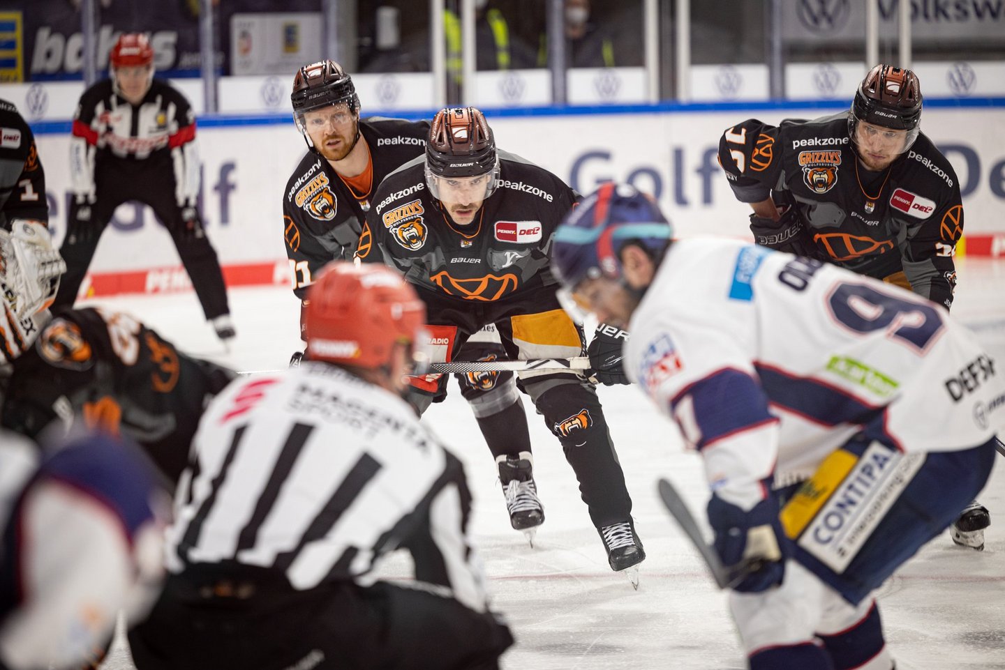 Man blickt auf eine Spielszene eines Eishockeyspiels der Grizzlys Wolfsburg.