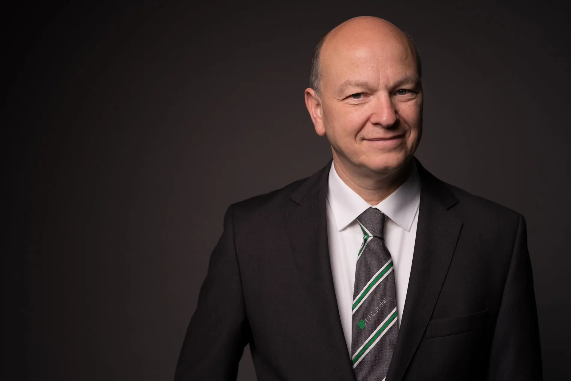 Ein Mann im dunklem Anzug.