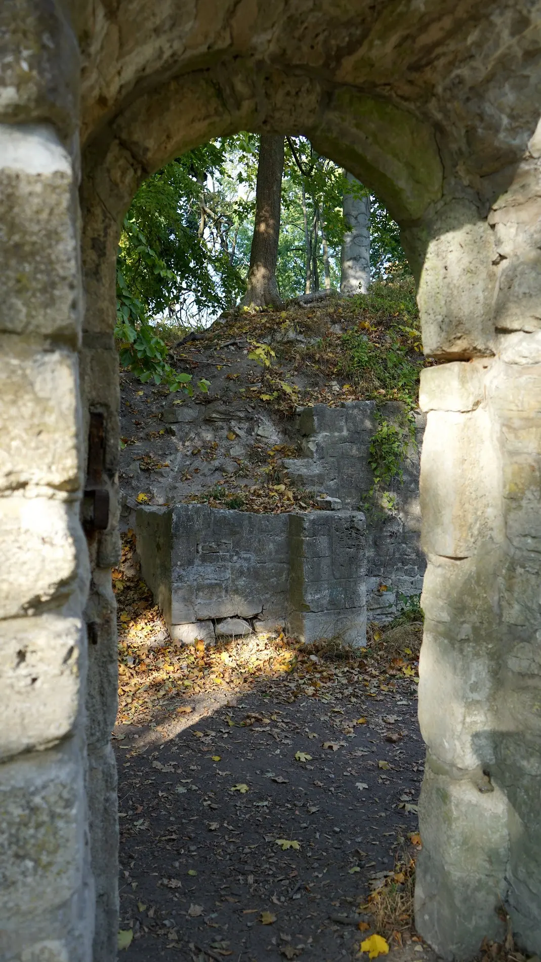 Man sieht einen Teil des wiederaufgebauten Torhauses im Südwesten der Burganlage.