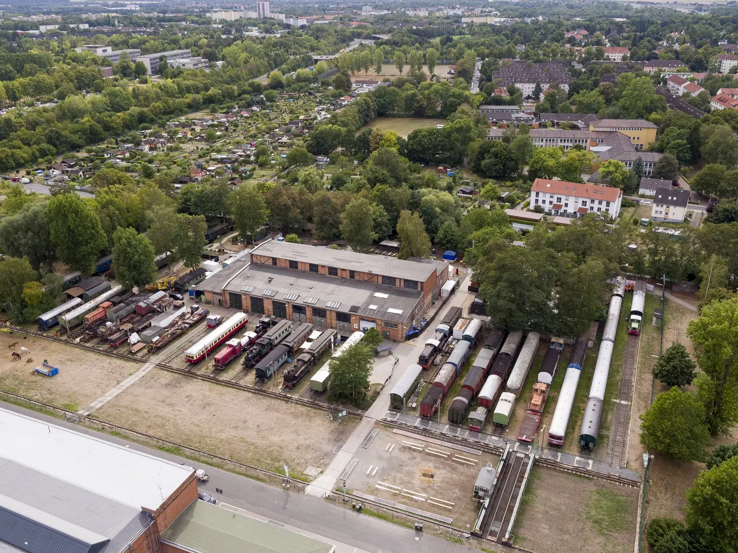 Eine Luftaufnahme von einer alten Industriehalle.