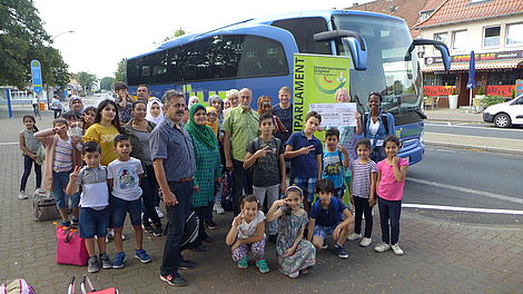 Mitglieder und Besucher an einem Bus bei einem Ausflug des FreiwilligenZentrumSalzgitter e.V.