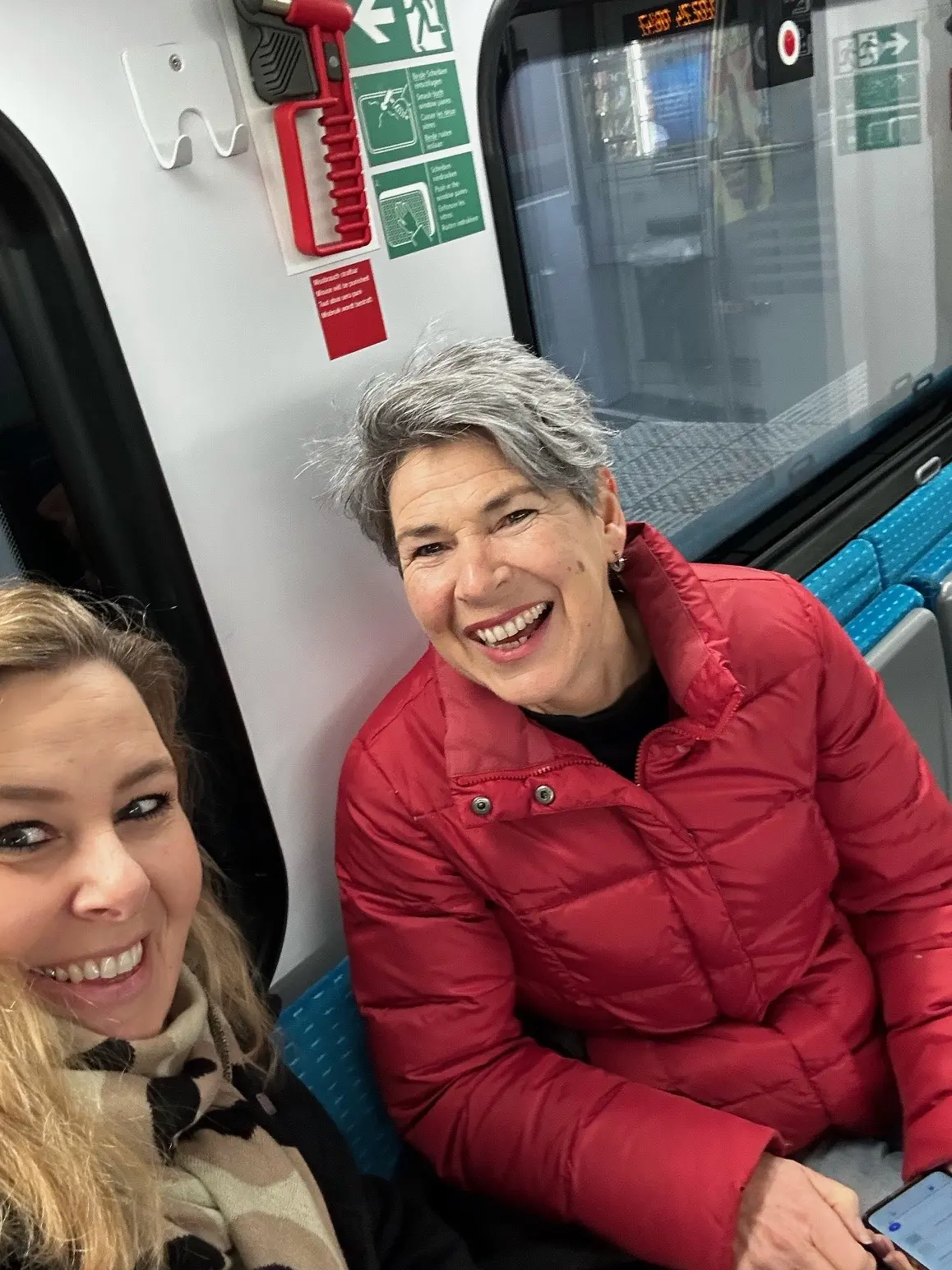 Kristin Kunath und Bloggerin Beate Ziehres im ÖPNV.