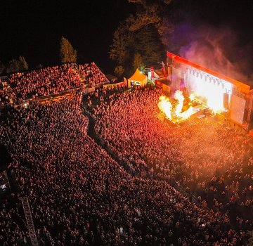 Eine Luftaufnahme von einem Konzert auf der Volksbank BRAWO Bühne. (Bildrechte: Volksbank BRAWO)