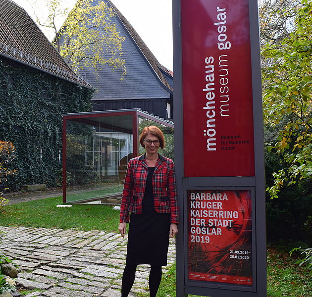 Vor dem Eingang zum Mönchehaus-Museum steht Bettina Ruhrberg. (Bildrechte: Martina Zingler)